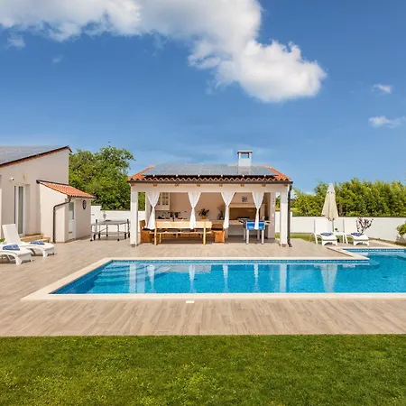 Milemanda For 8 People Near Pula With Children Playground Only 300 Meters From The Pomer