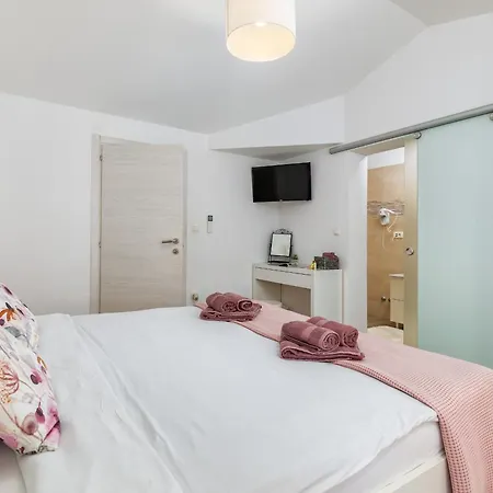 Milemanda For 8 People Near Pula With Children Playground Only 300 Meters From The Villa Pomer