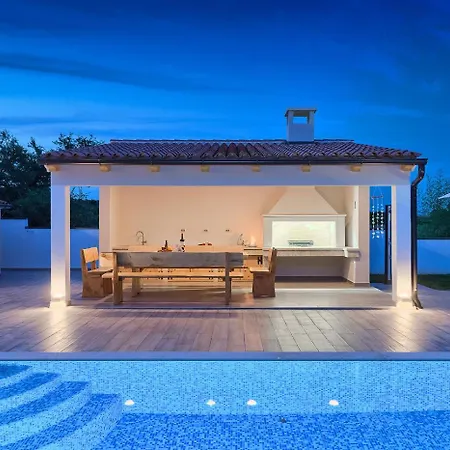 Milemanda For 8 People Near Pula With Children Playground Only 300 Meters From The *