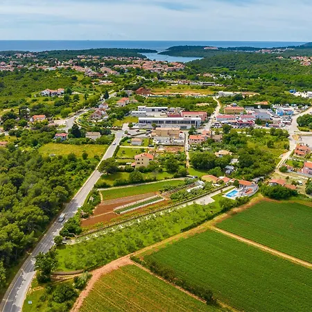 Milemanda For 8 People Near Pula With Children Playground Only 300 Meters From The Villa Pomer