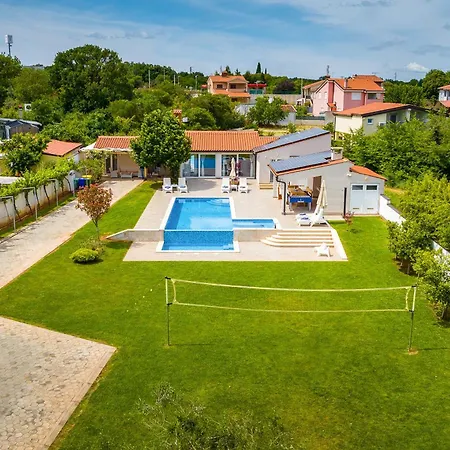 Milemanda For 8 People Near Pula With Children Playground Only 300 Meters From The Pomer