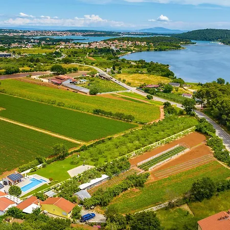 Milemanda For 8 People Near Pula With Children Playground Only 300 Meters From The