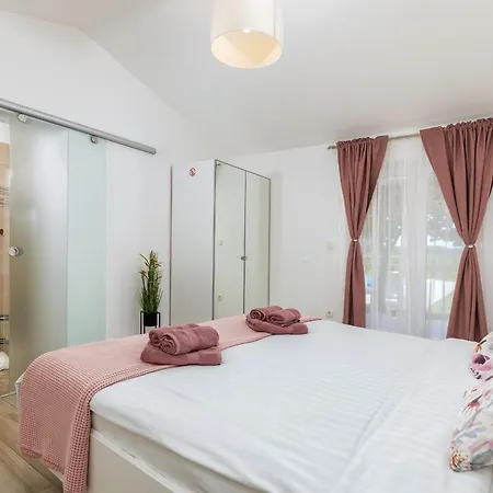Milemanda For 8 People Near Pula With Children Playground Only 300 Meters From The *