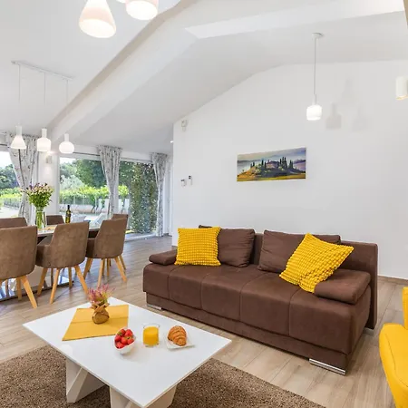 Вилла Milemanda For 8 People Near Pula With Children Playground Only 300 Meters From The Помер