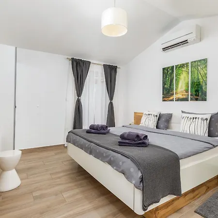 Вилла Milemanda For 8 People Near Pula With Children Playground Only 300 Meters From The