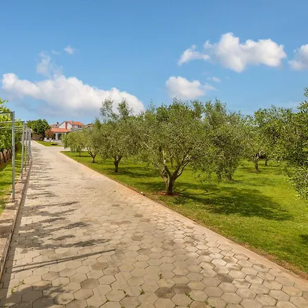 Вилла Milemanda For 8 People Near Pula With Children Playground Only 300 Meters From The *