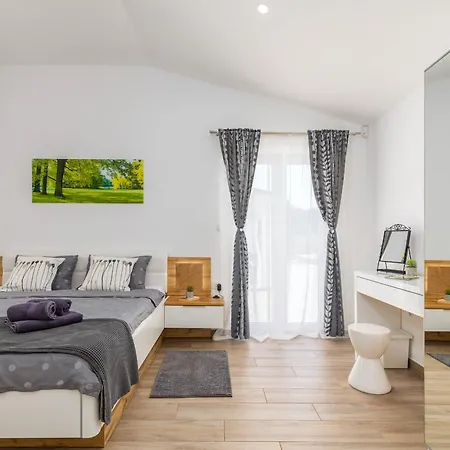 Milemanda For 8 People Near Pula With Children Playground Only 300 Meters From The