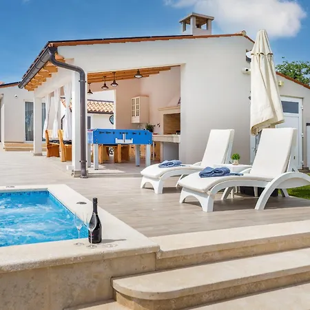 Milemanda For 8 People Near Pula With Children Playground Only 300 Meters From The Вилла